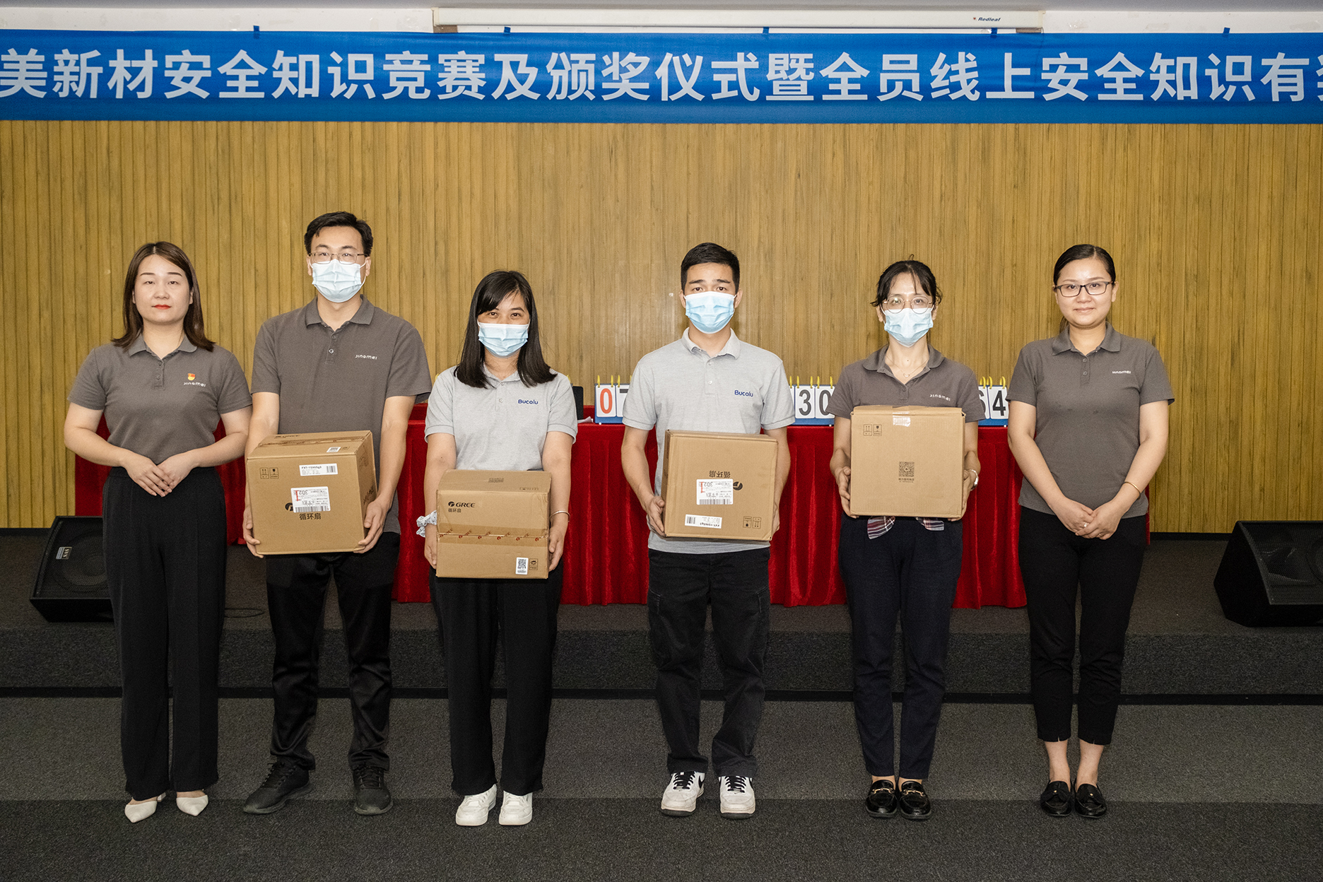 1658197122220340.jpg 線上答題《二等獎》獲得者代表領(lǐng)獎.jpg